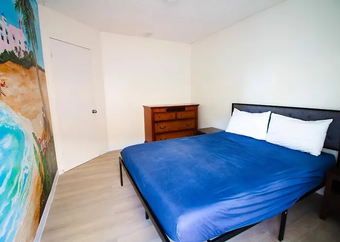 Waikiki Beachside Hostel