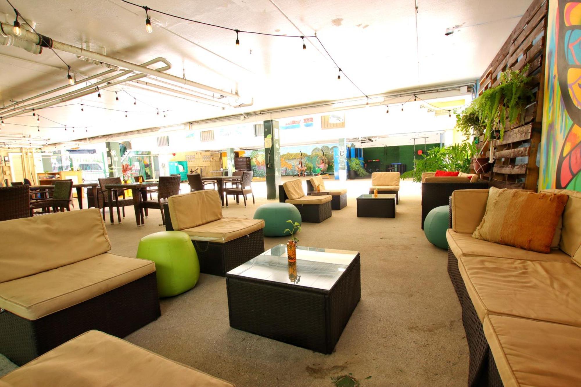 Waikiki Beachside Hostal