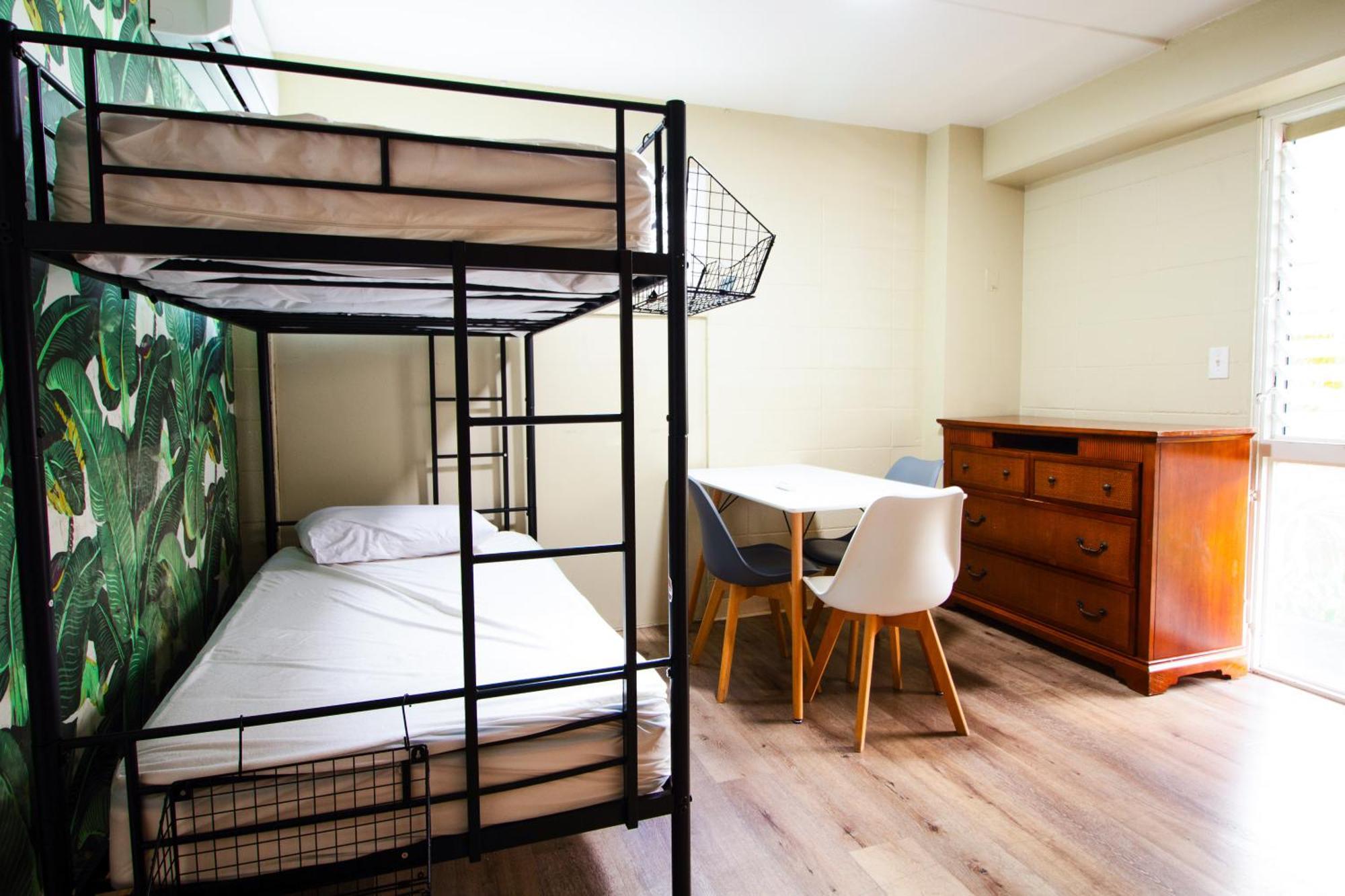 Hostal Waikiki Beachside