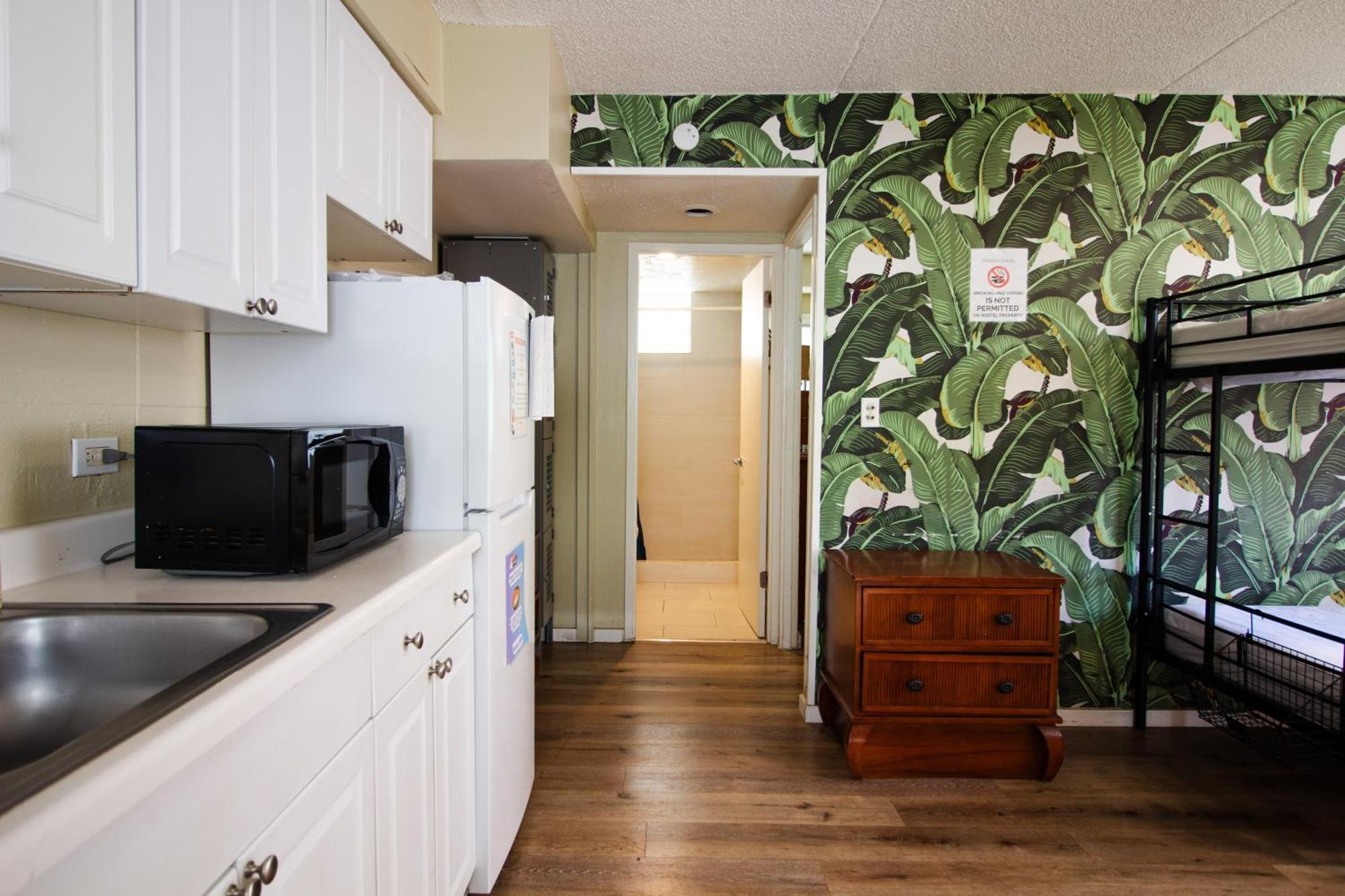 Waikiki Beachside Hostal