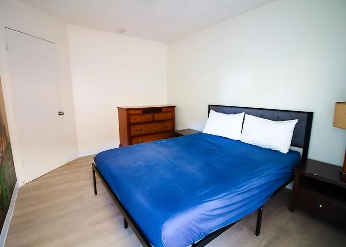 Waikiki Beachside Hostel